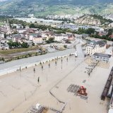 A fin juin, le Rhône est largement sorti de son lit, à Sierre et Chippis