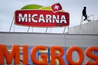 Des activistes sont montés sur le toit de l'abattoir Micarna à Courtepin. KEYSTONE/LAURENT GILLIERON