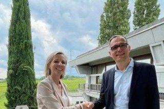 La présidente du Conseil de fondation, Simone de Montmollin, accueille Marc Schmid, nouveau directeur de l'école de Changins. Ecole de Changins