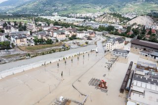 A fin juin, le Rhône est largement sorti de son lit, à Sierre et Chippis