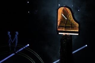 Le Valaisan Kevin Germanier a conçu les costumes de la cérémonie de clôture des JO de Paris. Le pianiste Alain Roche, établi en Valais, a aussi performé lors du spectacle.
