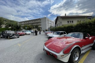 Les voitures garées devant le Foyer Haut-de-Cry à Vétroz attendent les résidents.