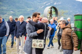 Sébastien Rey, directeur de Rhône FM, retrouve l'animateur Jean-Marc Richard pour l'inauguration du P'tit studio radio de la Vigne à Farinet