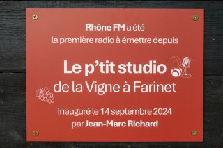 La plaque commémorative installée sur le raccard qui abrite le P'tit studio radio de la Vigne à Farinet