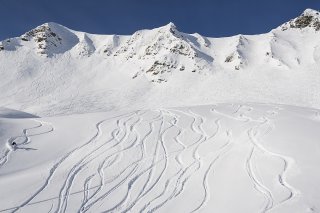 Une avalanche s'est déclenchée mardi vers 12h20 dans un secteur hors-piste de la station des Crosets, dans la commune du Val-d'Illiez (VS) (photo d'illustration). KEYSTONE/JEAN-CHRISTOPHE BOTT