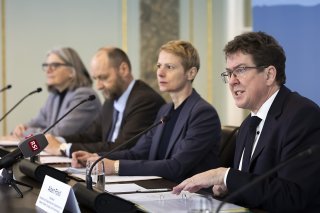 Comme le développement des infrastructures routières et ferroviaires fait face à des défis, la Confédération a mandaté une étude qui devra permettre de fixer des priorités. KEYSTONE/PETER KLAUNZER