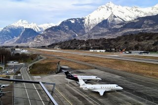 L'approche, à Sion, entourée de montagnes, reste une particularité pour bon nombre de pilotes