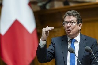 Le ministre de l'énergie Albert Rösti a défendu devant le Parlement une réserve d'électricité hydraulique et thermique pour faire face à une éventuelle pénurie (archives). KEYSTONE/ALESSANDRO DELLA VALLE