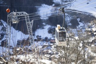La cabine du telepherique arrive a la satation de Sarreyer lors de l'inauguration du telepherique Champsec - Sarreyer ce samedi, 15 fevrier 2025 a Sarreyer. Depuis les intemperies de juillet 2024 dans le Val de Bagnes, le village de Sarreyer est uniquement accessible au moyen d'une route forestiere (route du Soleil). A partir du 17 fevrier 2025, un telepherique provisoire completera l'offre de mobilite (KEYSTONE/Cyril Zingaro)