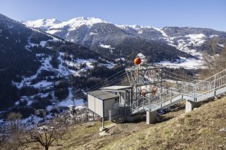 La cabine du telepherique arrive a la satation de Sarreyer lors de l'inauguration du telepherique Champsec - Sarreyer ce samedi, 15 fevrier 2025 a Sarreyer. Depuis les intemperies de juillet 2024 dans le Val de Bagnes, le village de Sarreyer est uniquement accessible au moyen d'une route forestiere (route du Soleil). A partir du 17 fevrier 2025, un telepherique provisoire completera l'offre de mobilite (KEYSTONE/Cyril Zingaro)