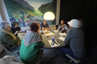 Une émission en direct chaque jeudi après-midi : elle réunit patients, soignants, artistes et autres invités.