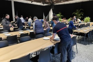 Bénévoles et pompiers de Martigny préparent la salle Bonne de Bourbon ce lundi pour la soirée de Noël des Repas du Coeur