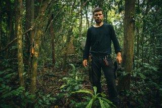 Loïc Cappellin sur son campement au cœur de la forêt tropicale en Guyane française.