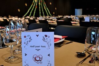Les tables sont dressées et la salle décorée à la veille du repas de Noël