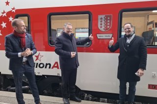 Le directeur de RegionAlps Yves Marclay, le conseiller d'Etat Franz Ruppen et le président du Conseil d’administration de Stadler Peter Spuhler, ravis de dévoiler l'identité de cette première rame du genre.