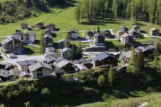 Des habitants du village de Blatten (VS), dans le Lötschental, ont dû évacuer leur logement samedi soir. KEYSTONE/CYRIL ZINGARO