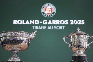 Les trophées de Roland-Garros ont été présentés au public lors du tirage au sort KEYSTONE/AP/Christophe Ena