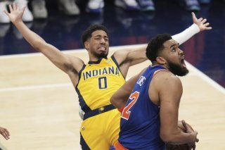 Karl-Anthony Towns (à droite) a sonné la révolte des Knicks contre les Pacers de Tyrese Haliburton (à gauche). KEYSTONE/AP/Jeff Roberson