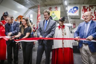 Les conseiller d'Etat valaisan Franz Ruppen et Franziska Biner, le conseiller fédéral Albert Rösti et le président de la commune de Viège Niklaus Furger ont symboliquement coupé le ruban à l'occasion de l'inauguration du tube sud du tunnel autoroutier de Viège. KEYSTONE/GABRIEL MONNET