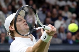 Touché au coude droit, Jannik Sinner doit se soumettre à une IRM mardi KEYSTONE/EPA/NEIL HALL