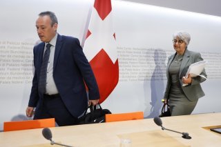 Stéphane Rossini sur le départ, avec sa conseillère fédérale Elisabeth Baume-Schneider