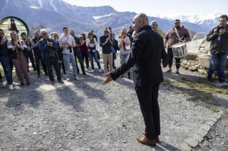 Alain Berset accueilli au son du tambour sur la colline à Farinet