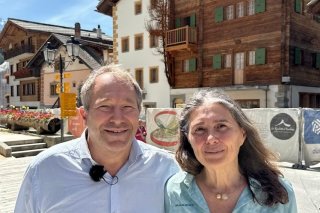 L'oeuvre est signée des deux artistes et architectes italiens Paolo Albertelli et Mariagrazia Abbaldo