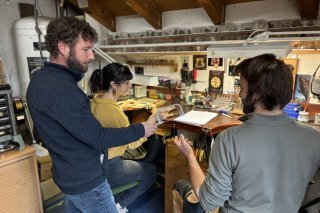 Grégoire Maret (debout) supervise la création des alliances de Nour et Alban, le jeune couple de Sierre que nous avons rencontré
