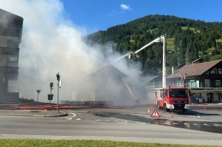 Les pompiers de Troistorrents sont actuellement à pied d'œuvre pour maîtriser les flammes.
