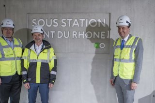 Franz Ruppen, ministre en charge de l'énergie, François Fellay, directeur général d'OIKEN et Philippe Varone, président de Sion posent devant la plaque commémorative de ce chantier important.
