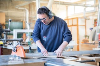 Dans l'atelier menuiserie de Saxon, le niveau de compétence peut être élevé