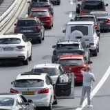 Des élus des cantons d'Uri et du Tessin veulent introduire une taxe de transit pour lutter contre les embouteillages au tunnel du Gothard (image d'illustration). KEYSTONE/URS FLUEELER