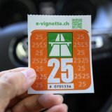 Le Conseil fédéral ne veut pas augmenter le prix de la vignette autoroutière à 80 francs (archives). KEYSTONE/CHRISTIAN BEUTLER