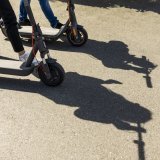 "Ici, on roule au pas" rappelleront certains messages affichés au sol ou accrochés à des mâts. KEYSTONE/SALVATORE DI NOLFI