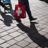 L'indice du climat à la consommation a reculé à -39,9 points le mois dernier, détérioré de 5,3 points sur un an, indique vendredi le Secrétariat d'Etat à l'économie (Seco). Cette baisse est principalement imputable au sous-indice "situation économique à venir". KEYSTONE/GAETAN BALLY