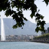 Le nouveau siège de la banque privée Lombard Odier bénéficie d'un portefeuille thermique labélisé. Le système GeniLac des SIG alimentera le siège été comme hiver. La ventilation est ajustée selon l'occupation et sur la toiture 750 m2 de panneaux solaires parent un toit végétal à 85%. KEYSTONE/SALVATORE DI NOLFI