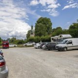 Suite à un référendum, les habitants d'Hermance voteront fin septembre sur un crédit de 20 millions de francs destiné à la construction de deux immeubles totalisant 32 logements sur une parcelle appartenant à la commune à l’entrée du village, actuellement occupée par un parking. Keystone/MARTIAL TREZZINI