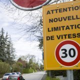 Selon un sondage commandé par le TCS, près de deux tiers des personnes interrogés sont contre une généralisation du 30 km/h en ville (image d'illustration). KEYSTONE/SALVATORE DI NOLFI