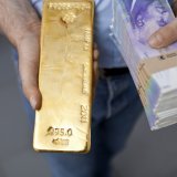 Traditionnelle valeur refuge en période de troubles, le prix du métal jaune monte d'autant plus vite que se dévalue le dollar US, monnaie dans laquelle il est libellé. (archive) KEYSTONE