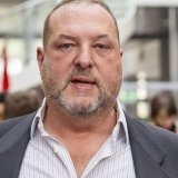 Thierry Cerruti au centre de dépouillement des bulletins de vote lors de l'élection du 23 mars 2025. (KEYSTONE/Salvatore Di Nolfi) KEYSTONE/SALVATORE DI NOLFI