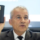 Le conseiller fédéral Beat Jans explique l'utilisation pratique du permis d'élève conducteur numérique (ePEC). KEYSTONE/CYRIL ZINGARO