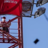 Le groupe d'extrême droite "Junge Tat" a fait parler de lui pendant l'Eurovision de la chanson à Bâle. Deux membres sont maintenant visés par une plainte pour des actions perturbatrices menées en 2022 à Zurich (archives). KEYSTONE/TIL BUERGY