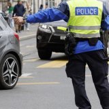 Un véhicule a fait une embardée peu après 13h00 et s'est encastré dans une vitrine, à la rue du Centurion à Carouge. La rue a été fermée pendant l'intervention (image d'illustration). KEYSTONE/SALVATORE DI NOLFI