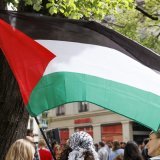 Entre 1500 et 2000 personnes manifestaient en soutien à Gaza lorsque la voiture a forcé le passage samedi soir à Lausanne (photo d'illustration). KEYSTONE/SALVATORE DI NOLFI