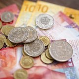 Si les salaires nominaux ont augmenté à fin juin, les syndicats réclament des hausses de rémunérations pour 2026 (archives). KEYSTONE/MICHAEL BUHOLZER