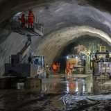 A ce jour, environ 500 mètres du tunnel de Gléresse sur les 2,13 km prévus ont été excavés. Les ouvriers doivent travailler dans l'eau et dans l'humidité KEYSTONE/PETER SCHNEIDER