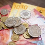 Les économistes d'UBS tablent toujours une croissance du PIB de 1,3% en 2025 et de 0,9% en 2026, corrigée de l'effet des grands événements sportifs. L'inflation devrait pratiquement restée stable cette année (+0,2%), tandis qu'elle devrait légèrement progresser en 2026 (+0,5%). KEYSTONE/MICHAEL BUHOLZER