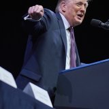 Les droits de douane de 39% imposés par Donald Trump à la Suisse ont eu l'effet d'un coup de massue pour les entreprises helvétiques actives aux Etats-Unis. KEYSTONE/AP/Evan Vucci