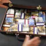 Le Parlement adopte un projet souple pour lutter contre le blanchiment d'argent (archives). KEYSTONE/MARTIN RUETSCHI