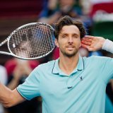 Arthur Rinderknech a rejoint son cousin Valentin Vacherot en demi-finale à Shanghai KEYSTONE/EPA/ALEX PLAVEVSKI